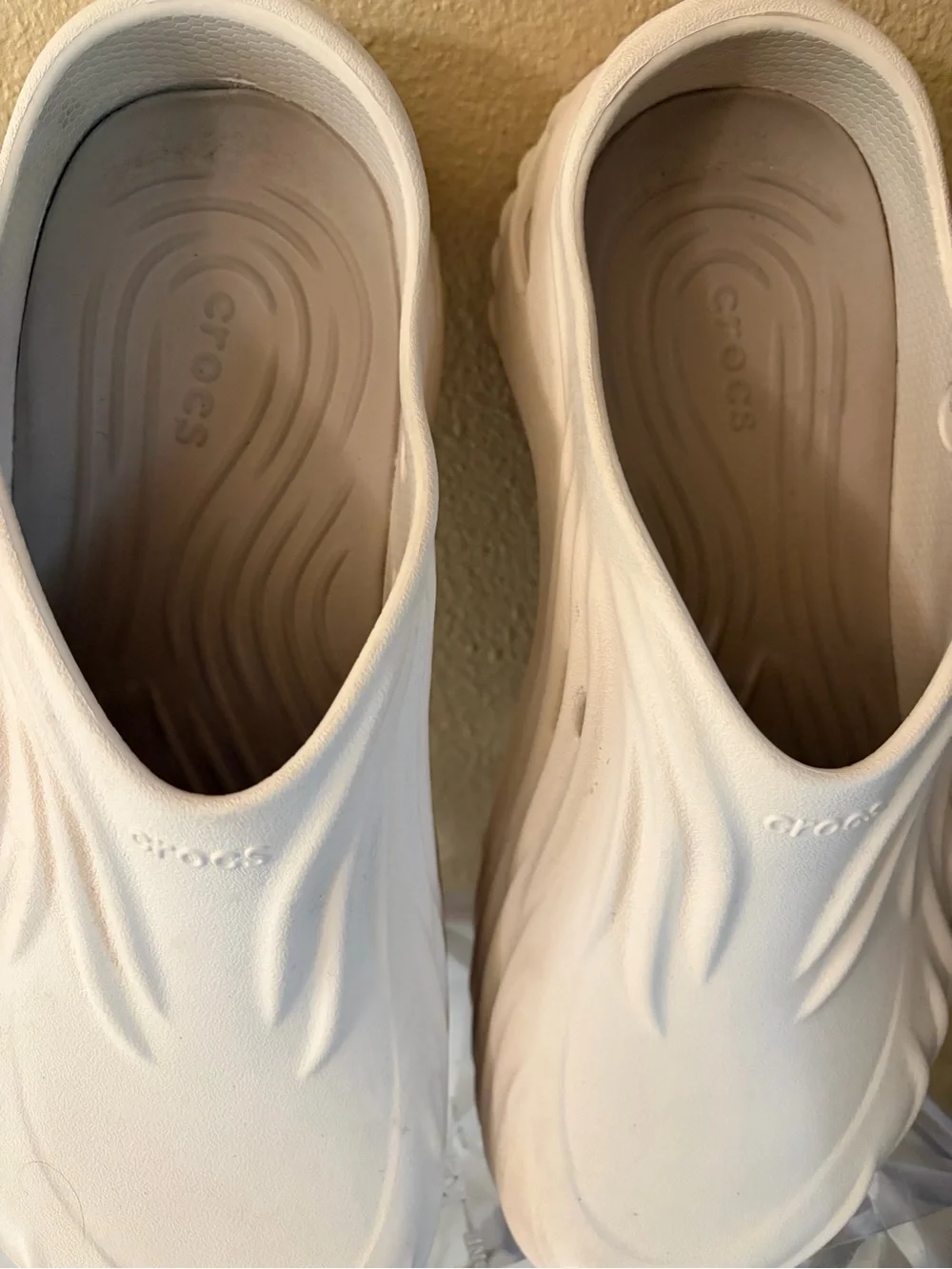 Men’s Crocs Echo Wave Chalk Almond Shoes size 10